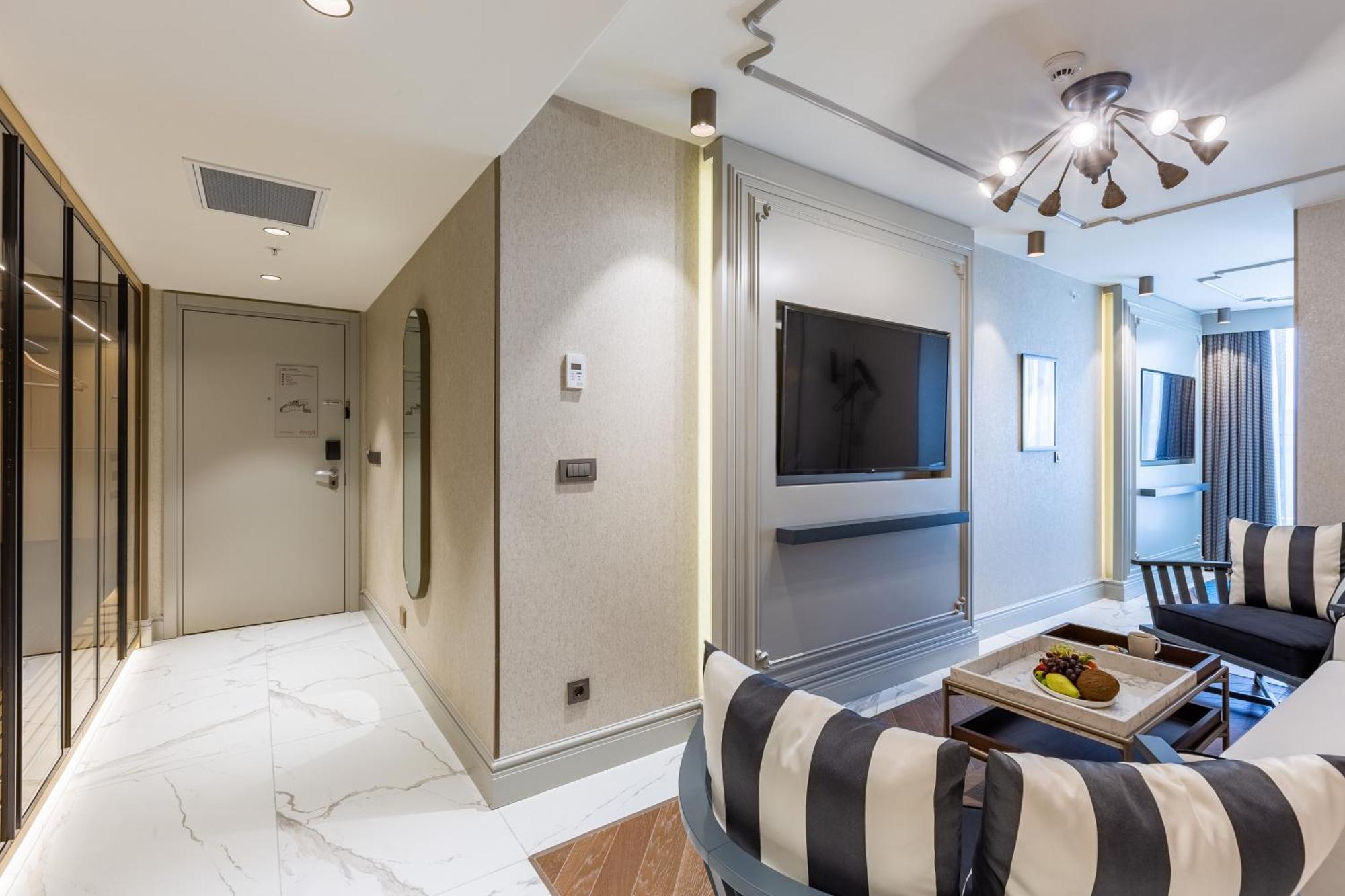 Stayso The House Hotel Istanbul Rum bild Interior of a suite at the Mandarin Oriental
