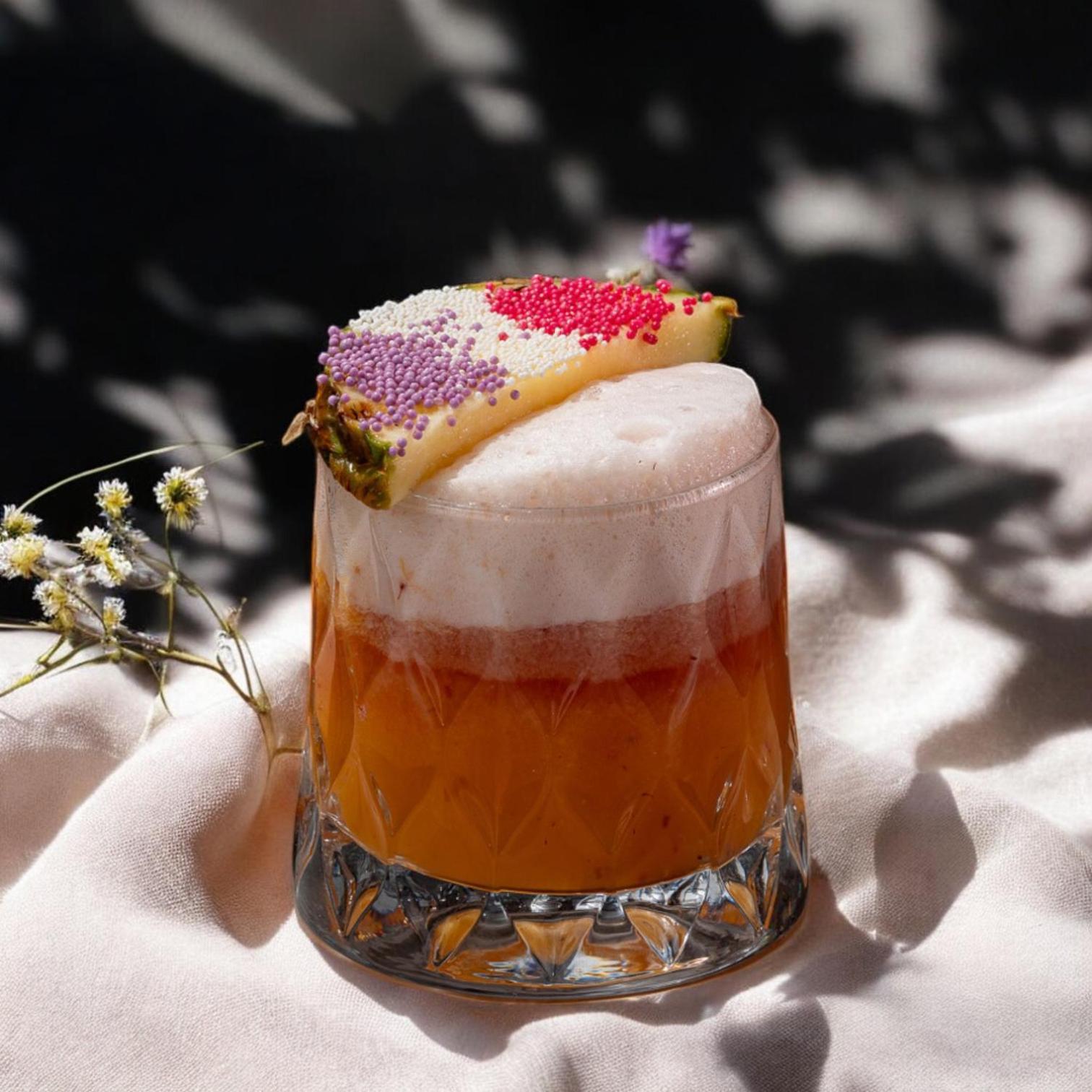 Stayso The House Hotel Istanbul Exteriör bild A pineapple upside down cocktail