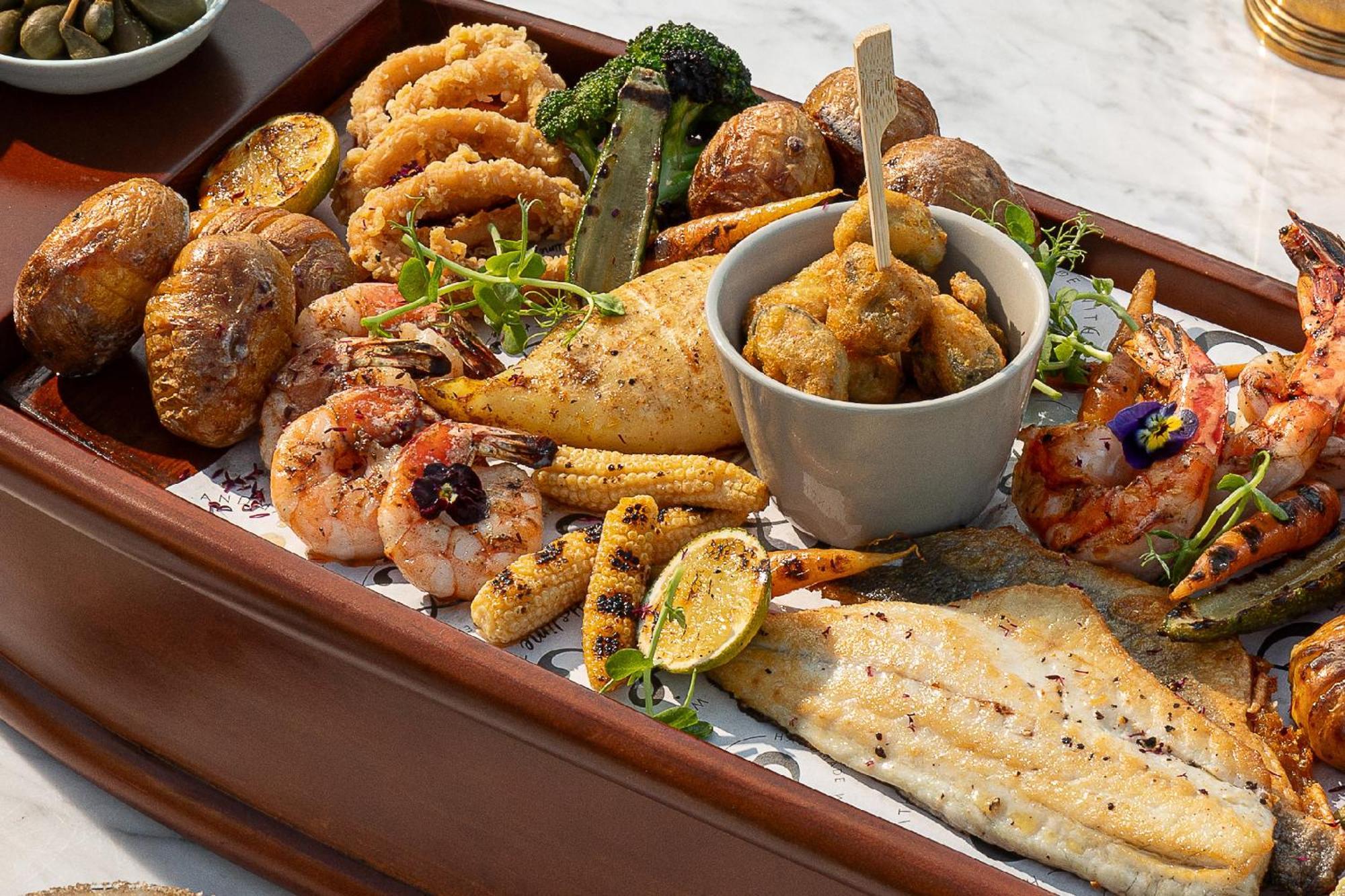 Stayso The House Hotel Istanbul Exteriör bild Seafood platter